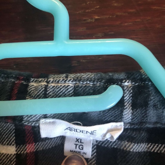 A cropped flannel, ties at front - Picture 2 of 3